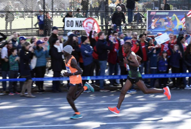 La atleta keniana Mary Keitany ganó este domingo por cuarta vez el maratón de Nueva York, donde había encadenado tres victorias seguidas entre 2014 y 2016, mientras que en hombres el etíope Lelisa Desisa se estrenó como campeón.