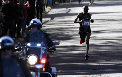 La atleta keniana Mary Keitany ganó este domingo por cuarta vez el maratón de Nueva York, donde había encadenado tres victorias seguidas entre 2014 y 2016, mientras que en hombres el etíope Lelisa Desisa se estrenó como campeón.