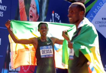 La atleta keniana Mary Keitany ganó este domingo por cuarta vez el maratón de Nueva York, donde había encadenado tres victorias seguidas entre 2014 y 2016, mientras que en hombres el etíope Lelisa Desisa se estrenó como campeón.