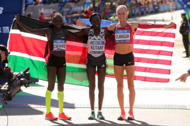 La atleta keniana Mary Keitany ganó este domingo por cuarta vez el maratón de Nueva York, donde había encadenado tres victorias seguidas entre 2014 y 2016, mientras que en hombres el etíope Lelisa Desisa se estrenó como campeón.