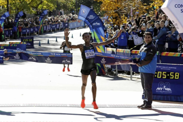 La atleta keniana Mary Keitany ganó este domingo por cuarta vez el maratón de Nueva York, donde había encadenado tres victorias seguidas entre 2014 y 2016, mientras que en hombres el etíope Lelisa Desisa se estrenó como campeón.