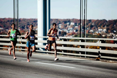 La atleta keniana Mary Keitany ganó este domingo por cuarta vez el maratón de Nueva York, donde había encadenado tres victorias seguidas entre 2014 y 2016, mientras que en hombres el etíope Lelisa Desisa se estrenó como campeón.