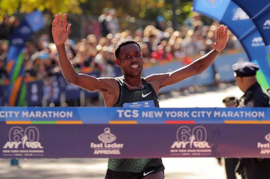 La atleta keniana Mary Keitany ganó este domingo por cuarta vez el maratón de Nueva York, donde había encadenado tres victorias seguidas entre 2014 y 2016, mientras que en hombres el etíope Lelisa Desisa se estrenó como campeón.