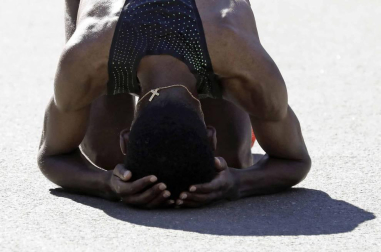 La atleta keniana Mary Keitany ganó este domingo por cuarta vez el maratón de Nueva York, donde había encadenado tres victorias seguidas entre 2014 y 2016, mientras que en hombres el etíope Lelisa Desisa se estrenó como campeón.