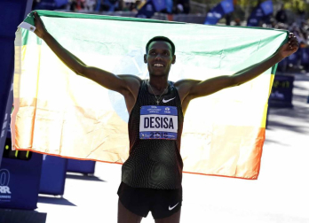 La atleta keniana Mary Keitany ganó este domingo por cuarta vez el maratón de Nueva York, donde había encadenado tres victorias seguidas entre 2014 y 2016, mientras que en hombres el etíope Lelisa Desisa se estrenó como campeón.