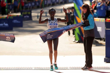 La atleta keniana Mary Keitany ganó este domingo por cuarta vez el maratón de Nueva York, donde había encadenado tres victorias seguidas entre 2014 y 2016, mientras que en hombres el etíope Lelisa Desisa se estrenó como campeón.