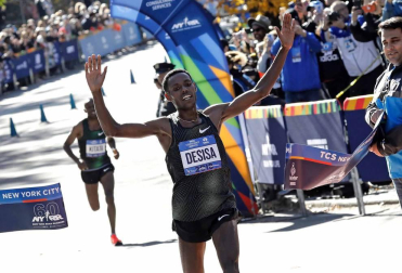 La atleta keniana Mary Keitany ganó este domingo por cuarta vez el maratón de Nueva York, donde había encadenado tres victorias seguidas entre 2014 y 2016, mientras que en hombres el etíope Lelisa Desisa se estrenó como campeón.