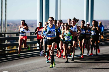 La atleta keniana Mary Keitany ganó este domingo por cuarta vez el maratón de Nueva York, donde había encadenado tres victorias seguidas entre 2014 y 2016, mientras que en hombres el etíope Lelisa Desisa se estrenó como campeón.