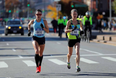 La atleta keniana Mary Keitany ganó este domingo por cuarta vez el maratón de Nueva York, donde había encadenado tres victorias seguidas entre 2014 y 2016, mientras que en hombres el etíope Lelisa Desisa se estrenó como campeón.