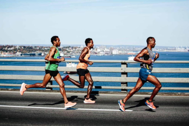 La atleta keniana Mary Keitany ganó este domingo por cuarta vez el maratón de Nueva York, donde había encadenado tres victorias seguidas entre 2014 y 2016, mientras que en hombres el etíope Lelisa Desisa se estrenó como campeón.