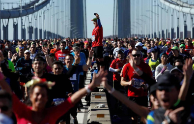 La atleta keniana Mary Keitany ganó este domingo por cuarta vez el maratón de Nueva York, donde había encadenado tres victorias seguidas entre 2014 y 2016, mientras que en hombres el etíope Lelisa Desisa se estrenó como campeón.
