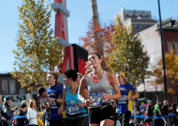 La atleta keniana Mary Keitany ganó este domingo por cuarta vez el maratón de Nueva York, donde había encadenado tres victorias seguidas entre 2014 y 2016, mientras que en hombres el etíope Lelisa Desisa se estrenó como campeón.