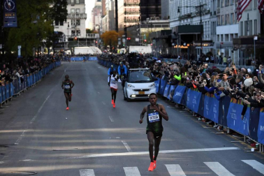 La atleta keniana Mary Keitany ganó este domingo por cuarta vez el maratón de Nueva York, donde había encadenado tres victorias seguidas entre 2014 y 2016, mientras que en hombres el etíope Lelisa Desisa se estrenó como campeón.
