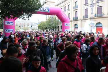 Más de 12.000 personas han participado este domingo en la VII carrera solidaria contra el cáncer de mama en Pamplona, organizada por Saray.