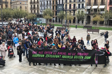 El grupo de madres y padres que reclaman la devolución del IRPF se ha manifestado este sábado en Pamplona para reclamar el IRPF por las bajas de maternidad.