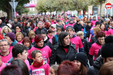 Más de 12.000 personas han participado este domingo en la VII carrera solidaria contra el cáncer de mama en Pamplona, organizada por Saray.