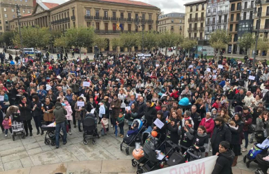 El grupo de madres y padres que reclaman la devolución del IRPF se ha manifestado este sábado en Pamplona para reclamar el IRPF por las bajas de maternidad.
