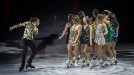 El patinador español Javier Fernández protagonizó la puesta en escena del espectáculo en la reconvertida pista del pabellón navarro.