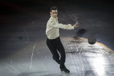 El patinador español Javier Fernández protagonizó la puesta en escena del espectáculo en la reconvertida pista del pabellón navarro.