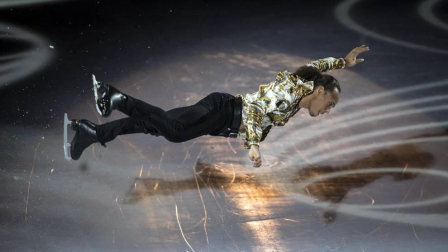 El patinador español Javier Fernández protagonizó la puesta en escena del espectáculo en la reconvertida pista del pabellón navarro.