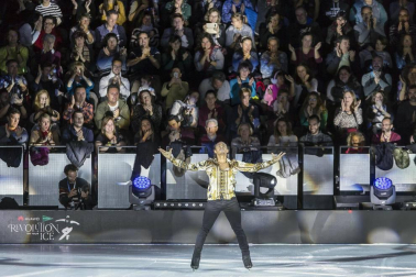 El patinador español Javier Fernández protagonizó la puesta en escena del espectáculo en la reconvertida pista del pabellón navarro.