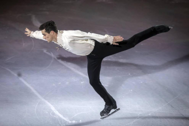 El patinador español Javier Fernández protagonizó la puesta en escena del espectáculo en la reconvertida pista del pabellón navarro.