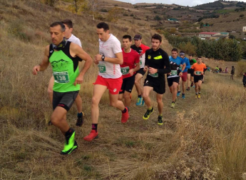 Álvaro Ramos cruzó la meta sobre los hombros de su compañero Javier Lizarra en la prueba de 14 kilómetros