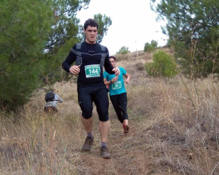 Álvaro Ramos cruzó la meta sobre los hombros de su compañero Javier Lizarra en la prueba de 14 kilómetros