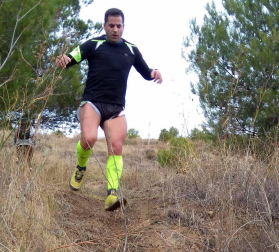 Álvaro Ramos cruzó la meta sobre los hombros de su compañero Javier Lizarra en la prueba de 14 kilómetros