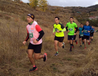 Álvaro Ramos cruzó la meta sobre los hombros de su compañero Javier Lizarra en la prueba de 14 kilómetros