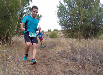 Álvaro Ramos cruzó la meta sobre los hombros de su compañero Javier Lizarra en la prueba de 14 kilómetros