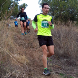 Álvaro Ramos cruzó la meta sobre los hombros de su compañero Javier Lizarra en la prueba de 14 kilómetros