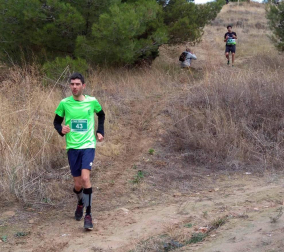 Álvaro Ramos cruzó la meta sobre los hombros de su compañero Javier Lizarra en la prueba de 14 kilómetros