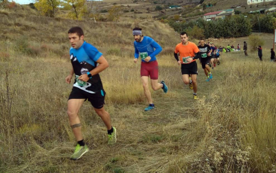 Álvaro Ramos cruzó la meta sobre los hombros de su compañero Javier Lizarra en la prueba de 14 kilómetros