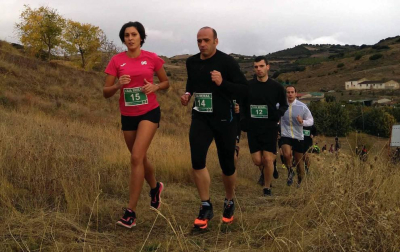 Álvaro Ramos cruzó la meta sobre los hombros de su compañero Javier Lizarra en la prueba de 14 kilómetros