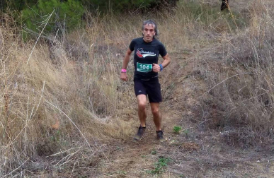 Álvaro Ramos cruzó la meta sobre los hombros de su compañero Javier Lizarra en la prueba de 14 kilómetros