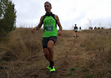 Álvaro Ramos cruzó la meta sobre los hombros de su compañero Javier Lizarra en la prueba de 14 kilómetros
