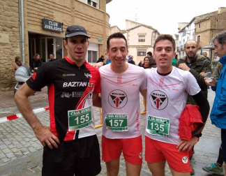 Álvaro Ramos cruzó la meta sobre los hombros de su compañero Javier Lizarra en la prueba de 14 kilómetros