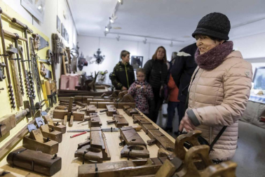 Urroz celebra su feria de artesanía y ganado.