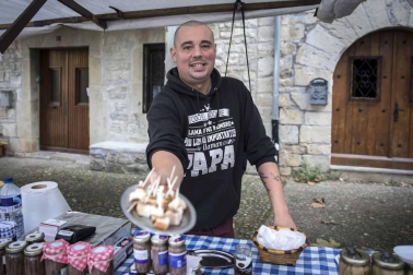 Urroz celebra su feria de artesanía y ganado.