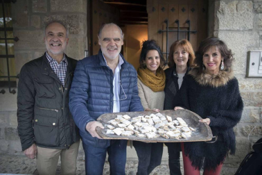 Urroz celebra su feria de artesanía y ganado.