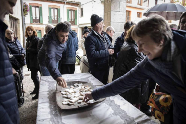 Urroz celebra su feria de artesanía y ganado.