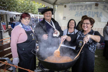Urroz celebra su feria de artesanía y ganado.