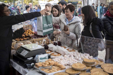 Urroz celebra su feria de artesanía y ganado.
