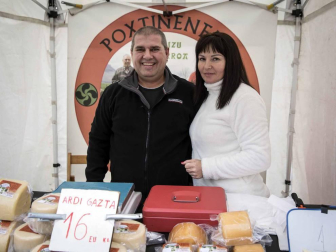 Urroz celebra su feria de artesanía y ganado.