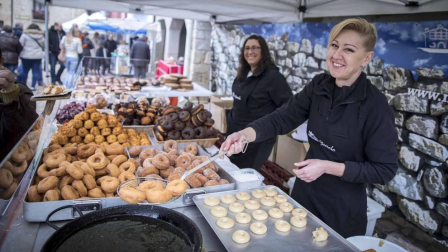 Urroz celebra su feria de artesanía y ganado.