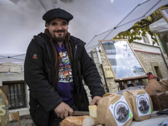 Urroz celebra su feria de artesanía y ganado.