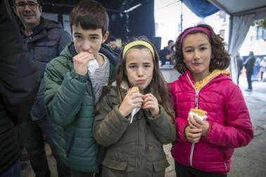 Urroz celebra su feria de artesanía y ganado.