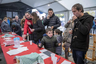 Urroz celebra su feria de artesanía y ganado.
