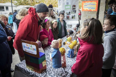 Urroz celebra su feria de artesanía y ganado.